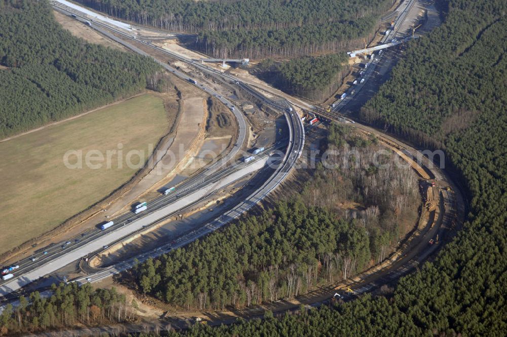 Nuthetal bei Saarmund / BRB from above - Nuthetal Das Autobahndreieck Nuthetal (A 10 und A 115) bei Potsdam, aufgenommen aus der Luft am 23.01.2008. Das am stärksten befahrene Autobahnteilstück Brandenburgs wird derzeit für 34 Millionen Euro umgebaut.Die Bauarbeiten des Landesbetriebes Straßenwesen beinhalten u.a. den Ausbau des Verbindungsteilstücks zwischen der A 10 und der A 115 , er wird bis 2010 dauern. Während hier derzeit täglich knapp 153.000 Fahrzeuge gezählt werden, sollen es 2015 bereits mehr als 200.000 sein. Ausführende Firmen sind die EUROVIA VBU und BERGER BAU.