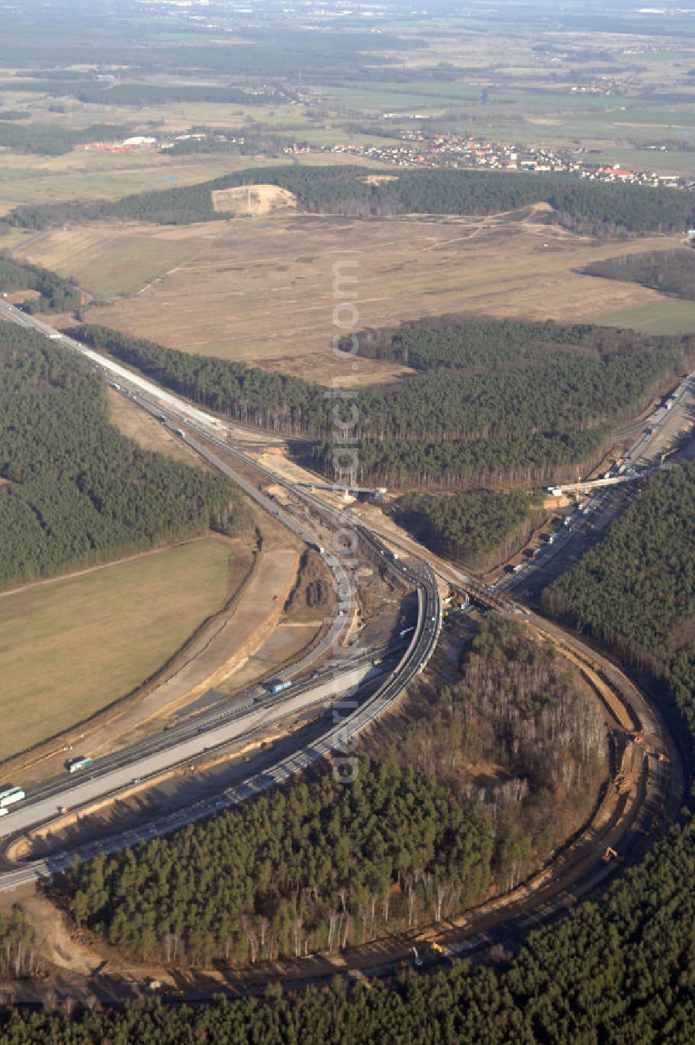 Nuthetal bei Saarmund / BRB from the bird's eye view: Nuthetal Das Autobahndreieck Nuthetal (A 10 und A 115) bei Potsdam, aufgenommen aus der Luft am 23.01.2008. Das am stärksten befahrene Autobahnteilstück Brandenburgs wird derzeit für 34 Millionen Euro umgebaut.Die Bauarbeiten des Landesbetriebes Straßenwesen beinhalten u.a. den Ausbau des Verbindungsteilstücks zwischen der A 10 und der A 115 , er wird bis 2010 dauern. Während hier derzeit täglich knapp 153.000 Fahrzeuge gezählt werden, sollen es 2015 bereits mehr als 200.000 sein. Ausführende Firmen sind die EUROVIA VBU und BERGER BAU.