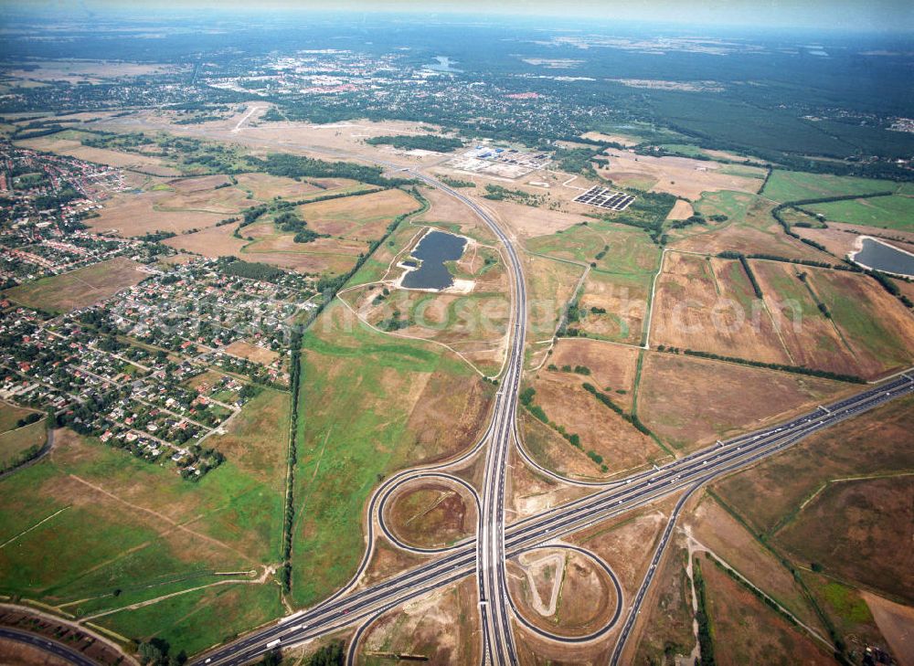 Aerial photograph Oranienburg / Brandenburg - Das Kreuz Oranienburg ist ein Autobahndreieck am nördlichem Berliner Ring (A 10) im Landkreis Oberhavel, das nach Süden die A 111 zum Dreieck Charlottenburg anbindet. Die Haupttrasse führt in einem Schwenk nach Südosten und verbindet die von Westen kommende A 10 mit der nach Süden verlaufende A 111. Ein Abzweig schwenkt nach Norden um und bindet die B 96 nach Oranienburg an.