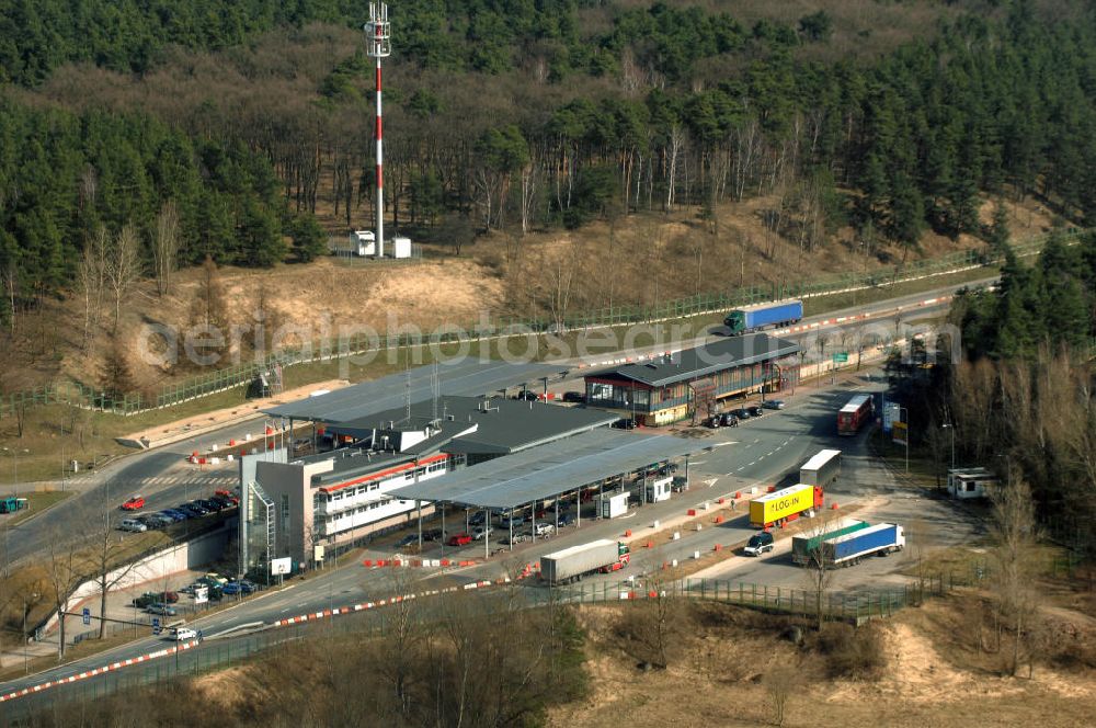 Aerial image Swiecko - Blick auf den Autobahngrenzübergang Frankfurt (Oder)-Swiecko. Der Übergang ist der bedeutendste und meistfrequentierte Grenzübergang von Deutschland nach Polen für den Personen- und Lastverkehr. View of the motorway border checkpoint Frankfurt (Oder)-Swiecko. The crossing is the most important and frequented border crossing from Germany to Poland for passengers and freight traffic.