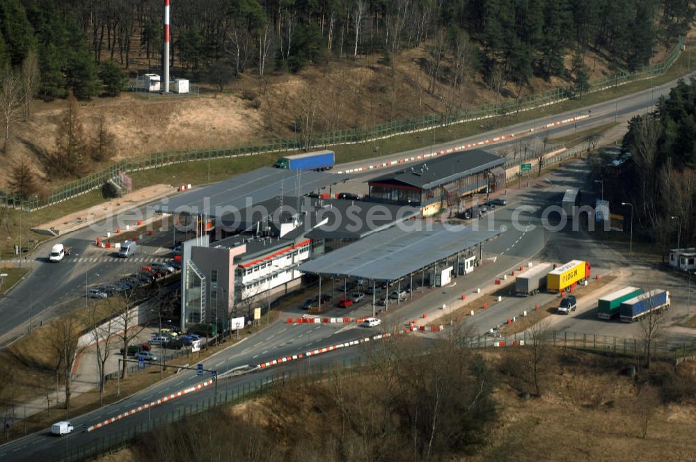 Aerial photograph Swiecko - Blick auf den Autobahngrenzübergang Frankfurt (Oder)-Swiecko. Der Übergang ist der bedeutendste und meistfrequentierte Grenzübergang von Deutschland nach Polen für den Personen- und Lastverkehr. View of the motorway border checkpoint Frankfurt (Oder)-Swiecko. The crossing is the most important and frequented border crossing from Germany to Poland for passengers and freight traffic.