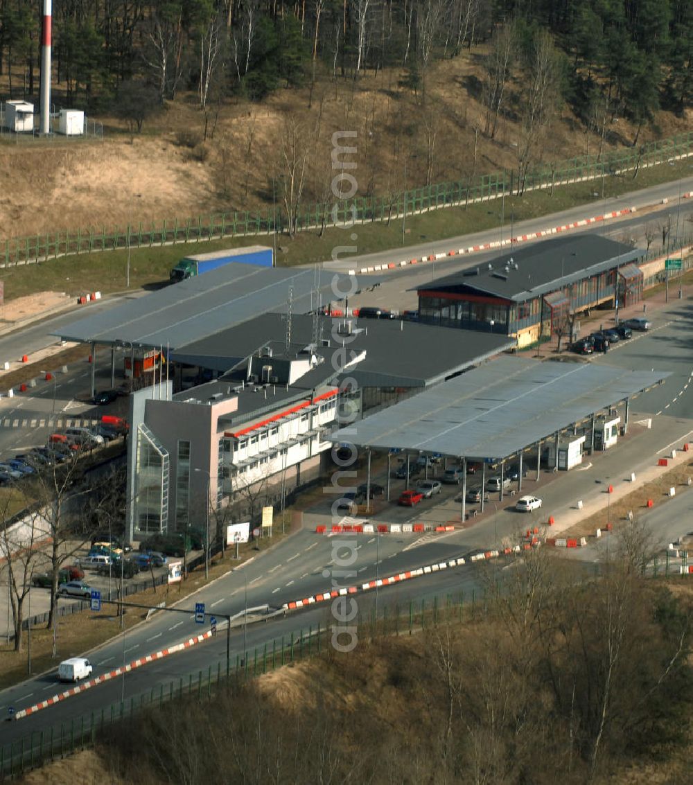 Swiecko from the bird's eye view: Blick auf den Autobahngrenzübergang Frankfurt (Oder)-Swiecko. Der Übergang ist der bedeutendste und meistfrequentierte Grenzübergang von Deutschland nach Polen für den Personen- und Lastverkehr. View of the motorway border checkpoint Frankfurt (Oder)-Swiecko. The crossing is the most important and frequented border crossing from Germany to Poland for passengers and freight traffic.