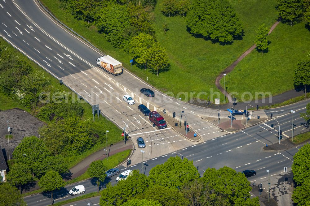 Arnsberg from the bird's eye view: Traffic flow at the intersection- motorway A 46 in Arnsberg in the state North Rhine-Westphalia, Germany