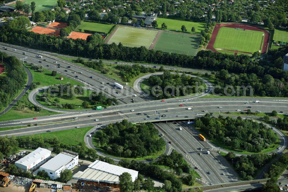 Aerial photograph Berlin - Traffic flow at the intersection- motorway A100 - A103 in form of cloverleaf in the district Schoeneberg in Berlin, Germany