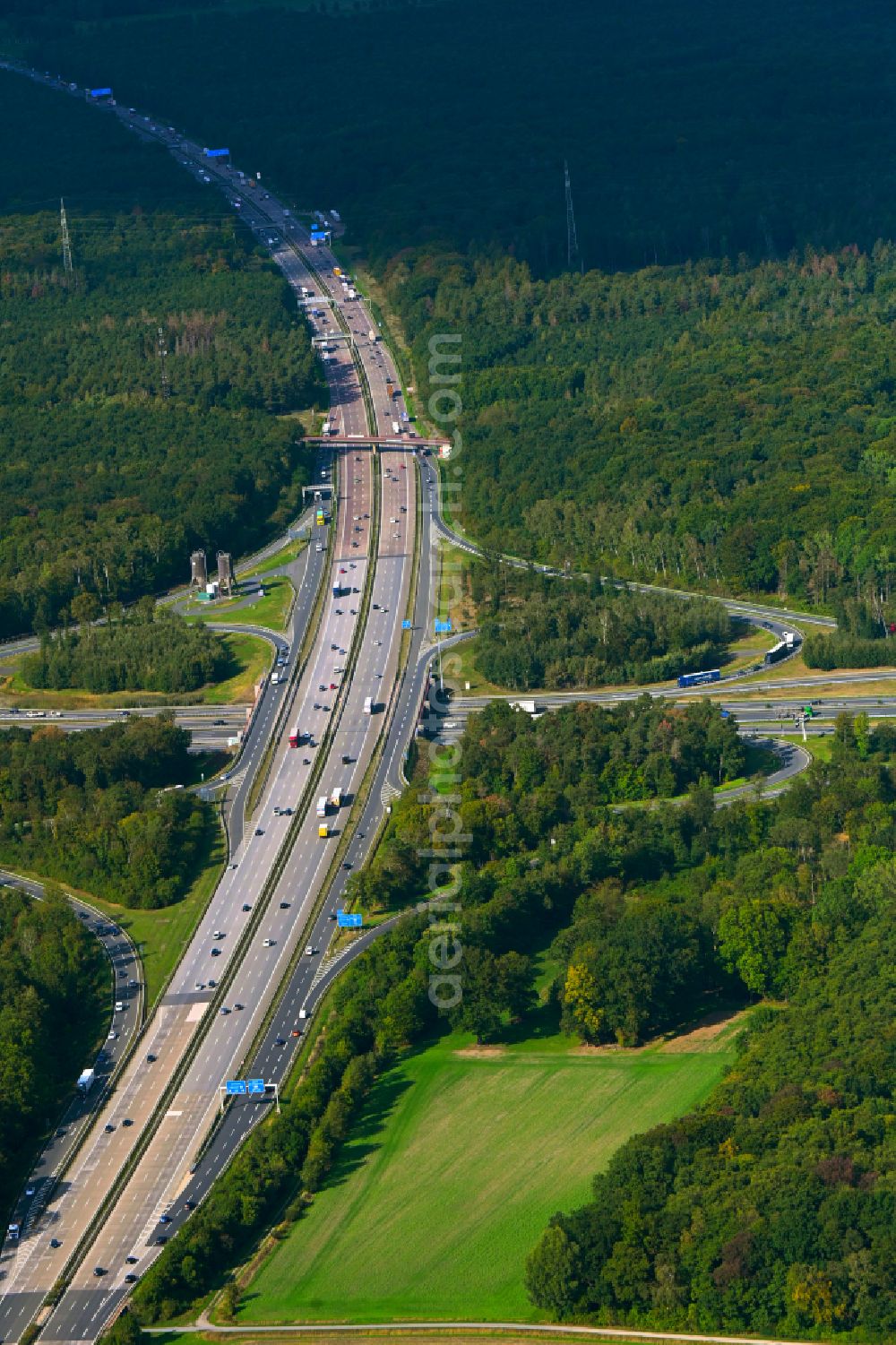 Hannover from the bird's eye view: Traffic flow at the intersection- motorway A 2 - A7 in Hannover in the state Lower Saxony, Germany