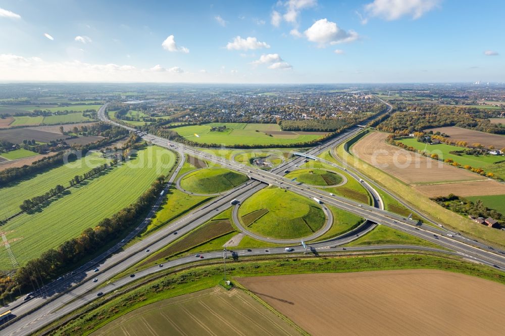 Kamen from above - Traffic flow at the intersection- motorway A 1 A2 Kamener Kreuz in Kamen in the state North Rhine-Westphalia, Germany
