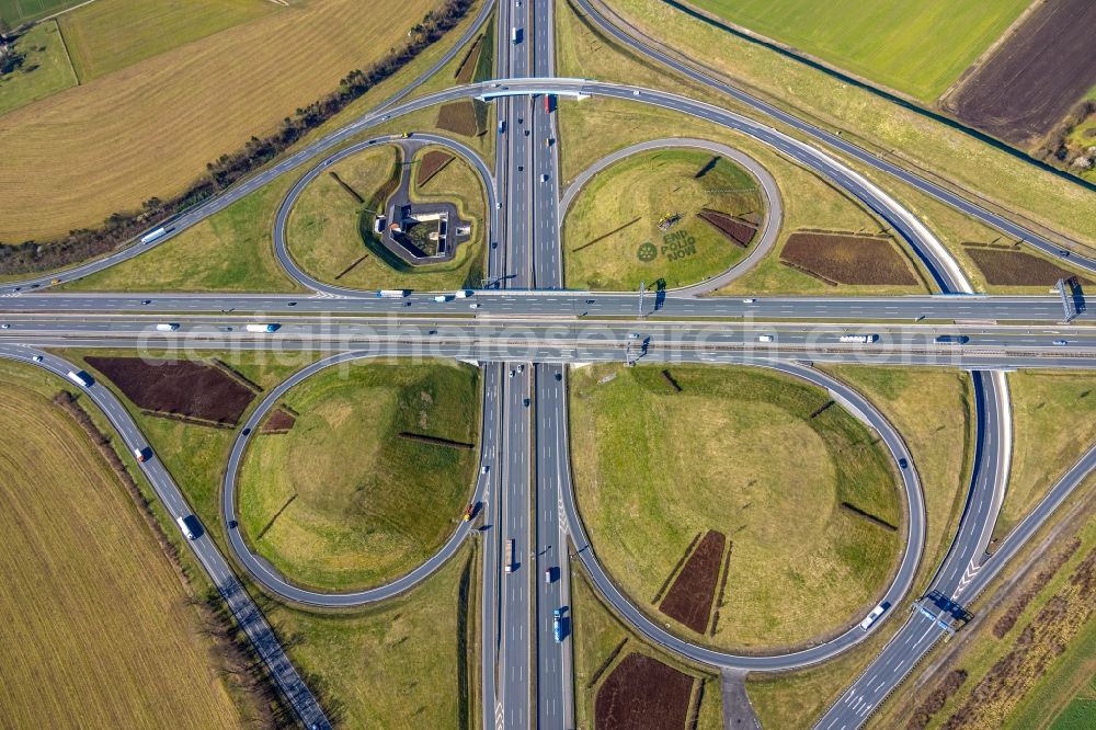 Aerial photograph Kamen - Traffic flow at the intersection- motorway A 1 A2 Kamener Kreuz in Kamen in the state North Rhine-Westphalia, Germany