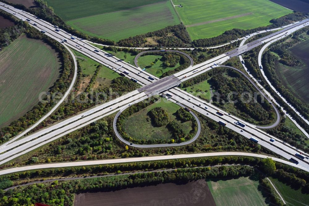 Aerial photograph Niederndodeleben - Traffic flow at the intersection- motorway A 2 - A14 Kreuz Magdeburg in Niederndodeleben in the state Saxony-Anhalt, Germany