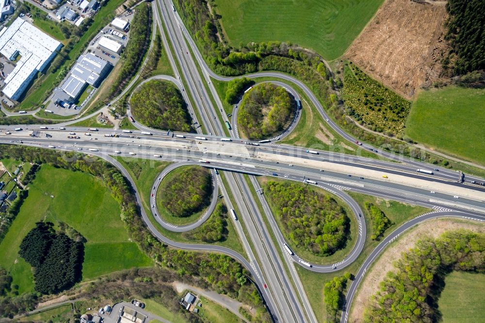 Aerial photograph Gerlingen - Traffic flow at the intersection- motorway A45 Kreuz Olpe-Sued in form of cloverleaf in Gerlingen Sauerland in the state North Rhine-Westphalia, Germany