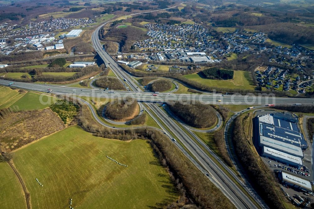 Gerlingen from the bird's eye view: Traffic flow at the intersection- motorway A45 Kreuz Olpe-Sued in form of cloverleaf in Gerlingen Sauerland in the state North Rhine-Westphalia, Germany