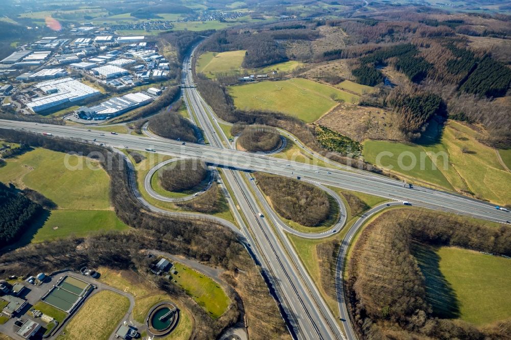 Gerlingen from the bird's eye view: Traffic flow at the intersection- motorway A45 Kreuz Olpe-Sued in form of cloverleaf in Gerlingen Sauerland in the state North Rhine-Westphalia, Germany