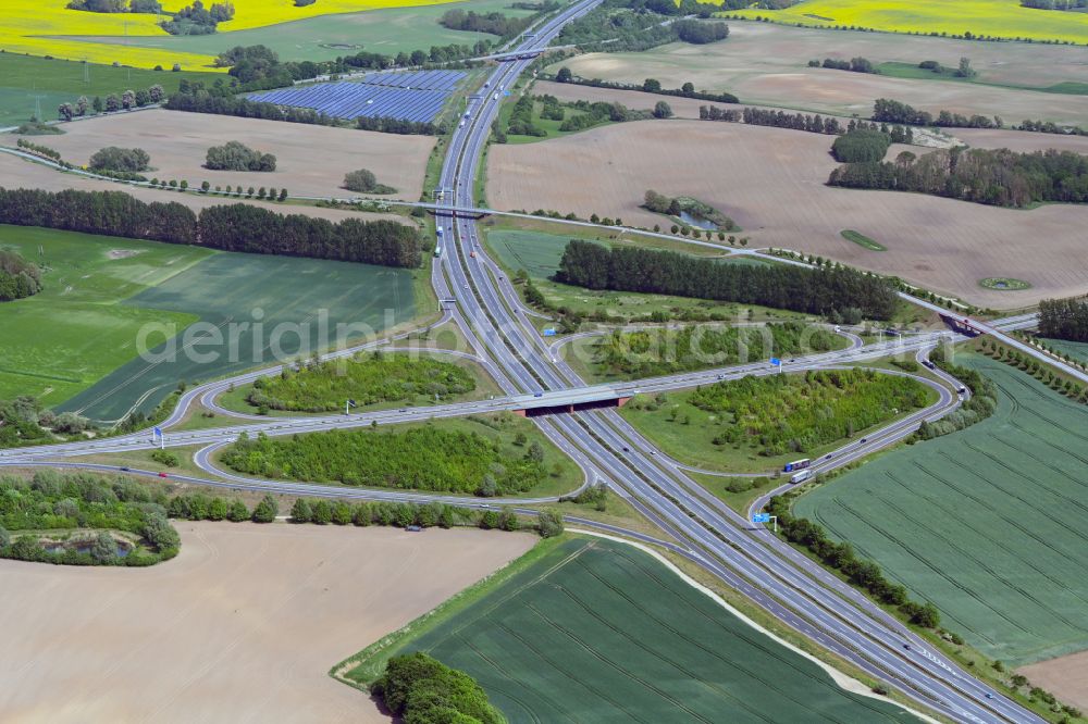 Aerial photograph Lübow - Traffic flow at the intersection- motorway A20 - 14 Kreuz Wismar in form of cloverleaf in Luebow in the state Mecklenburg - Western Pomerania, Germany