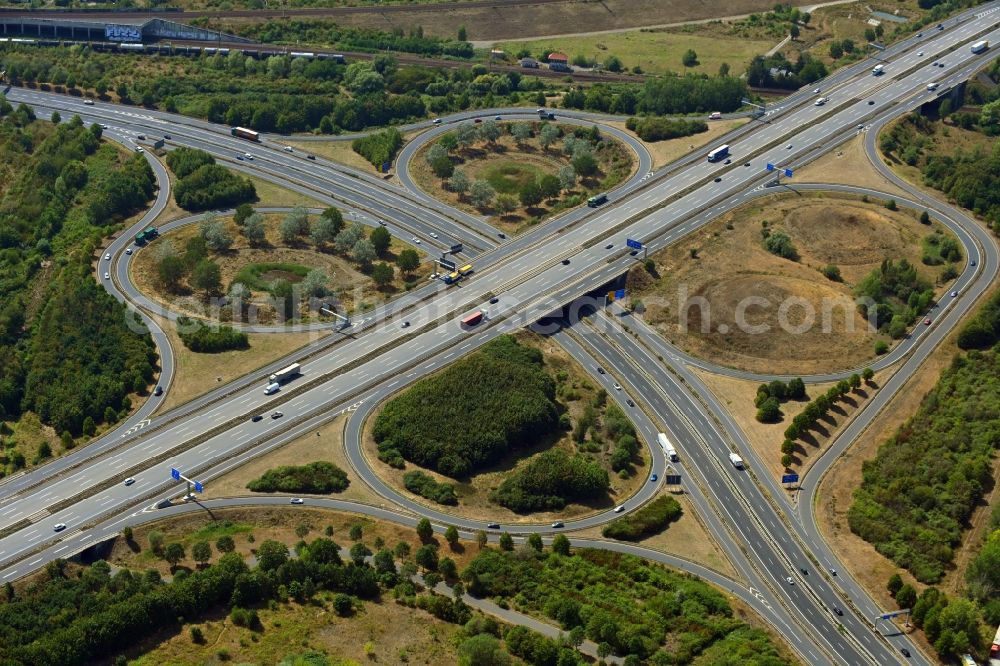 Leipzig from the bird's eye view: Traffic flow at the intersection- motorway A 14 and of B 2 in Leipzig in the state Saxony, Germany