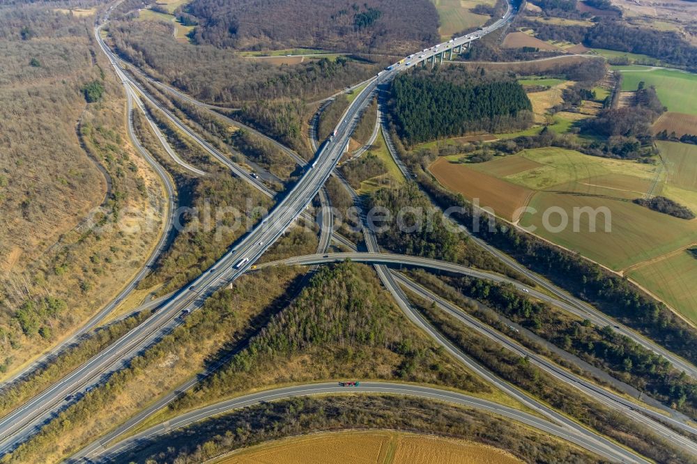 Wetzlar from the bird's eye view: Traffic flow at the intersection- motorway A 45 - 480 Wetzlarer Kreuz in Wetzlar in the state Hesse, Germany