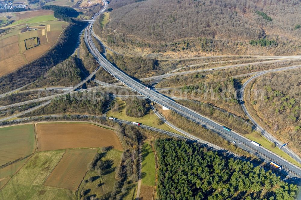 Wetzlar from the bird's eye view: Traffic flow at the intersection- motorway A 45 - 480 Wetzlarer Kreuz in Wetzlar in the state Hesse, Germany