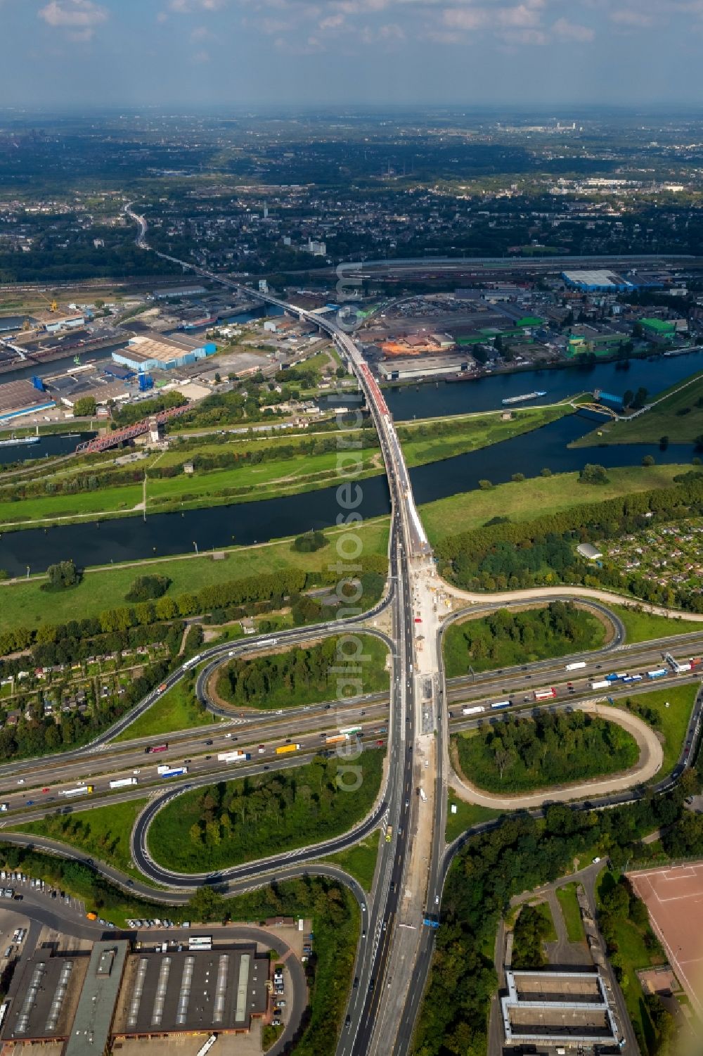 Duisburg from the bird's eye view: Intersection of the federal highway BAB A59 and A40 / E34 on Ruhrdeich in Duisburg in North Rhine-Westphalia