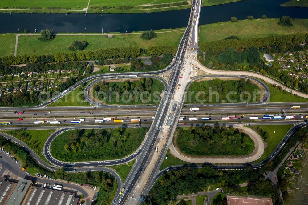 Aerial image Duisburg - Intersection of the federal highway BAB A59 and A40 / E34 on Ruhrdeich in Duisburg in North Rhine-Westphalia