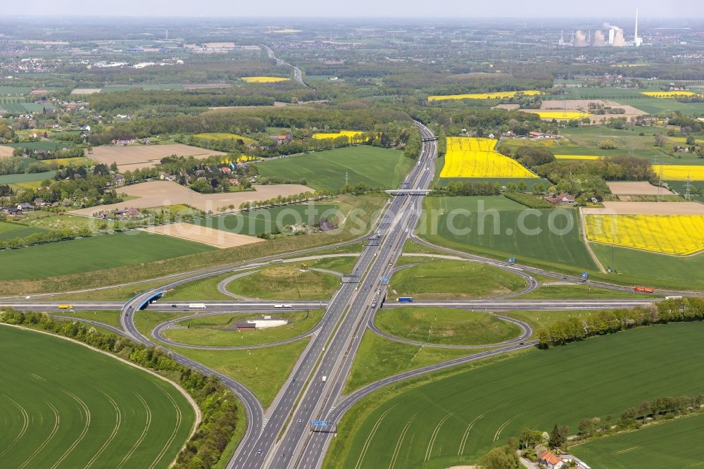 Kamen from the bird's eye view: Intersection of Highway Federal Highway A2 A1 E35 E37 on the Kamen intersection in the northeast of the Ruhr Area in North Rhine-Westphalia in Kamen