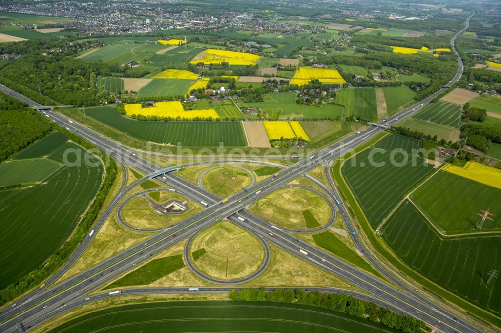 Kamen from the bird's eye view: Intersection of Highway Federal Highway A2 A1 E35 E37 on the Kamen intersection in the northeast of the Ruhr Area in North Rhine-Westphalia in Kamen