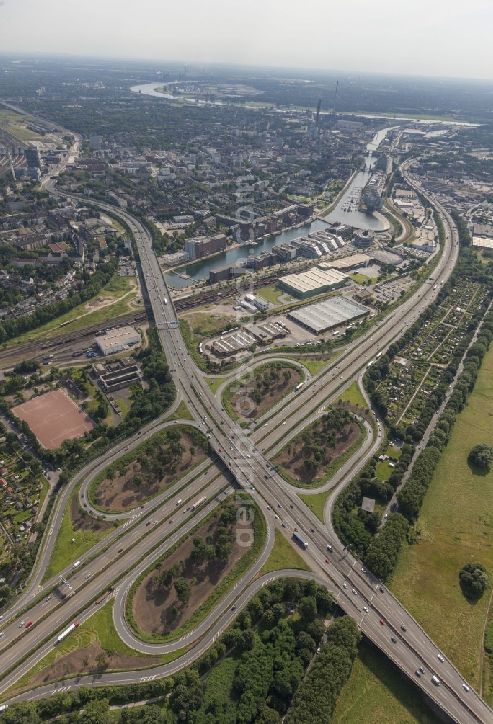 Duisburg from the bird's eye view: Intersection of the federal highway BAB A59 and A40 / E34 on Ruhrdeich in Duisburg in North Rhine-Westphalia