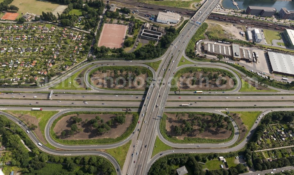 Aerial image Duisburg - Intersection of the federal highway BAB A59 and A40 / E34 on Ruhrdeich in Duisburg in North Rhine-Westphalia