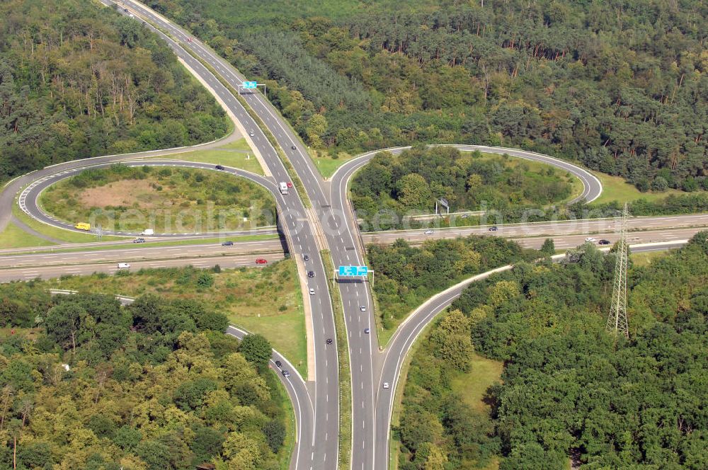 Darmstadt from the bird's eye view: Blick auf das Autobahnkreuz Darmstadt. Hier treffen sich die Bundesautobahn 672 und die A5.