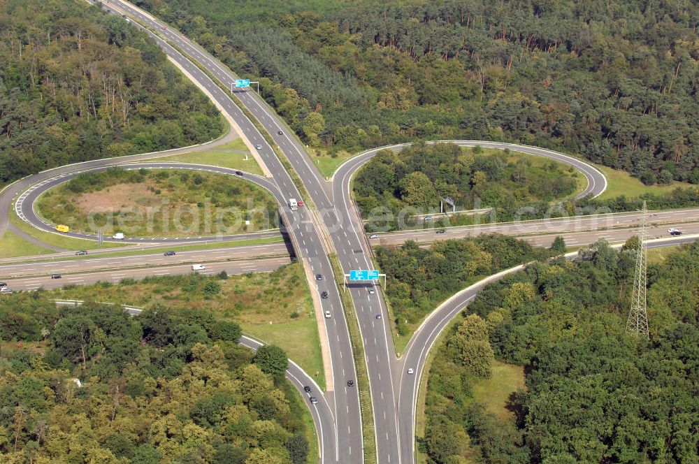 Aerial image Darmstadt - Blick auf das Autobahnkreuz Darmstadt. Hier treffen sich die Bundesautobahn 672 und die A5.