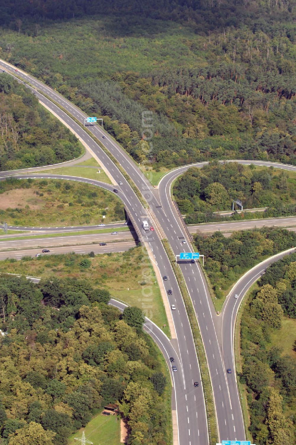 Aerial photograph Darmstadt - Blick auf das Autobahnkreuz Darmstadt. Hier treffen sich die Bundesautobahn 672 und die A5.