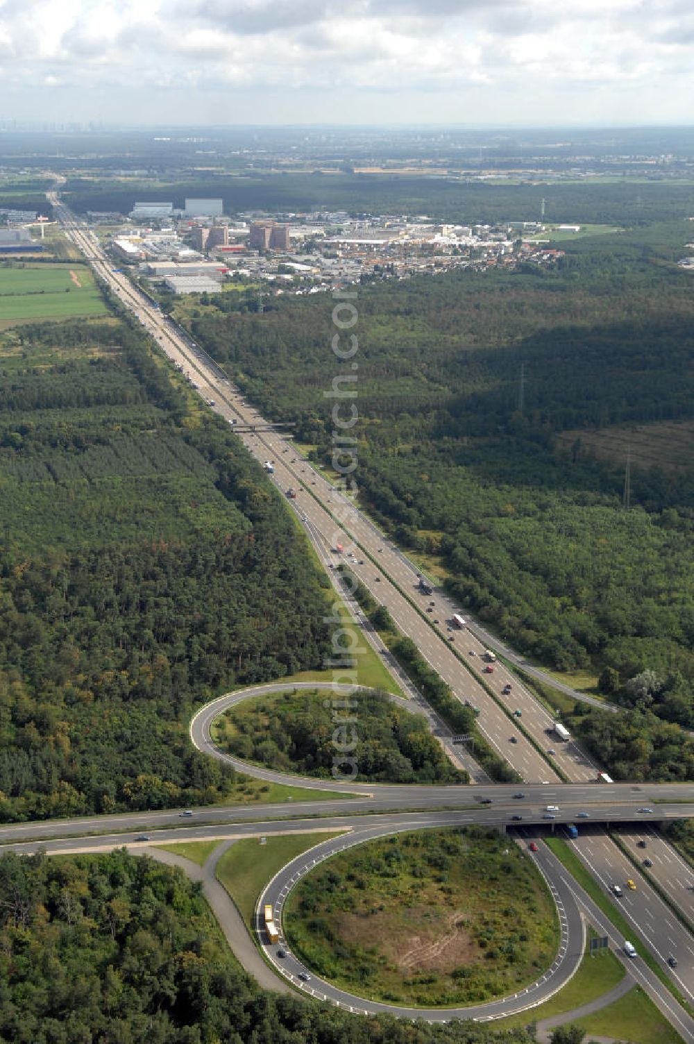 Darmstadt from above - Blick auf das Autobahnkreuz Darmstadt. Hier treffen sich die Bundesautobahn 672 und die A5.