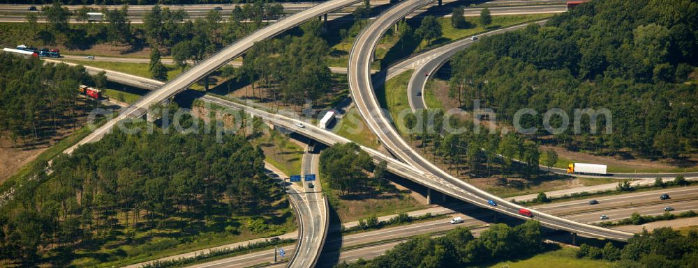 Duisburg from the bird's eye view: Blick auf das Autobahnkreuz Duisburg-Kaiserberg. Eines der größten, kompliziertesten und vielbefahrensten Autobahnkreuze der Welt. Es verbindet die Autobahn A 40, den früheren Ruhrschnellweg, Dortmund-Venlo mit der A2/A3, Köln-Hannover bzw. Arnhem. Das Kreuz ist zwischen den Schiffahrtskanal, den Zoo und zwei Eisenbahnhauptstrecken, nämlich die KME und die Bergisch-Märkische Eisenbahn, eingezwängt. Highway junction Duisburg-Kaiserberg, one of the largest, most complex and heavily trafficked interchanges in the world. It connects the motorway A 40, the former Ruhrschnellweg, Dortmund-Venlo with the A2/A3, Cologne and Hanover Arnhem. The cross is sandwiched between the shipping channel, the zoo and two main railway routes, namely the KME and Bergisch-Märkische railway.