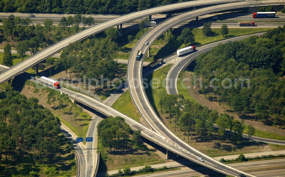 Aerial image Duisburg - Blick auf das Autobahnkreuz Duisburg-Kaiserberg. Eines der größten, kompliziertesten und vielbefahrensten Autobahnkreuze der Welt. Es verbindet die Autobahn A 40, den früheren Ruhrschnellweg, Dortmund-Venlo mit der A2/A3, Köln-Hannover bzw. Arnhem. Das Kreuz ist zwischen den Schiffahrtskanal, den Zoo und zwei Eisenbahnhauptstrecken, nämlich die KME und die Bergisch-Märkische Eisenbahn, eingezwängt. Highway junction Duisburg-Kaiserberg, one of the largest, most complex and heavily trafficked interchanges in the world. It connects the motorway A 40, the former Ruhrschnellweg, Dortmund-Venlo with the A2/A3, Cologne and Hanover Arnhem. The cross is sandwiched between the shipping channel, the zoo and two main railway routes, namely the KME and Bergisch-Märkische railway.