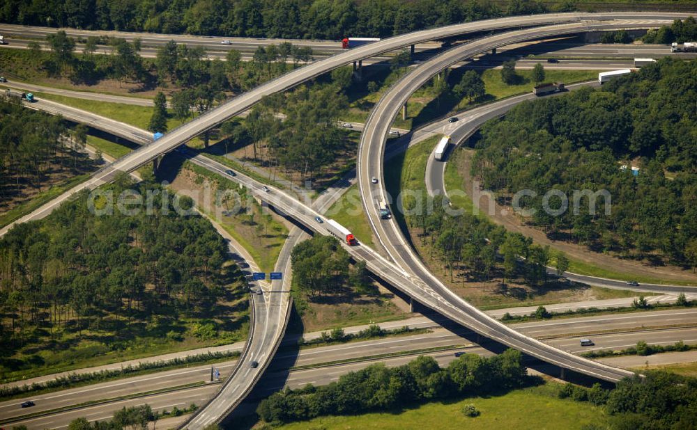 Aerial photograph Duisburg - Blick auf das Autobahnkreuz Duisburg-Kaiserberg. Eines der größten, kompliziertesten und vielbefahrensten Autobahnkreuze der Welt. Es verbindet die Autobahn A 40, den früheren Ruhrschnellweg, Dortmund-Venlo mit der A2/A3, Köln-Hannover bzw. Arnhem. Das Kreuz ist zwischen den Schiffahrtskanal, den Zoo und zwei Eisenbahnhauptstrecken, nämlich die KME und die Bergisch-Märkische Eisenbahn, eingezwängt. Highway junction Duisburg-Kaiserberg, one of the largest, most complex and heavily trafficked interchanges in the world. It connects the motorway A 40, the former Ruhrschnellweg, Dortmund-Venlo with the A2/A3, Cologne and Hanover Arnhem. The cross is sandwiched between the shipping channel, the zoo and two main railway routes, namely the KME and Bergisch-Märkische railway.