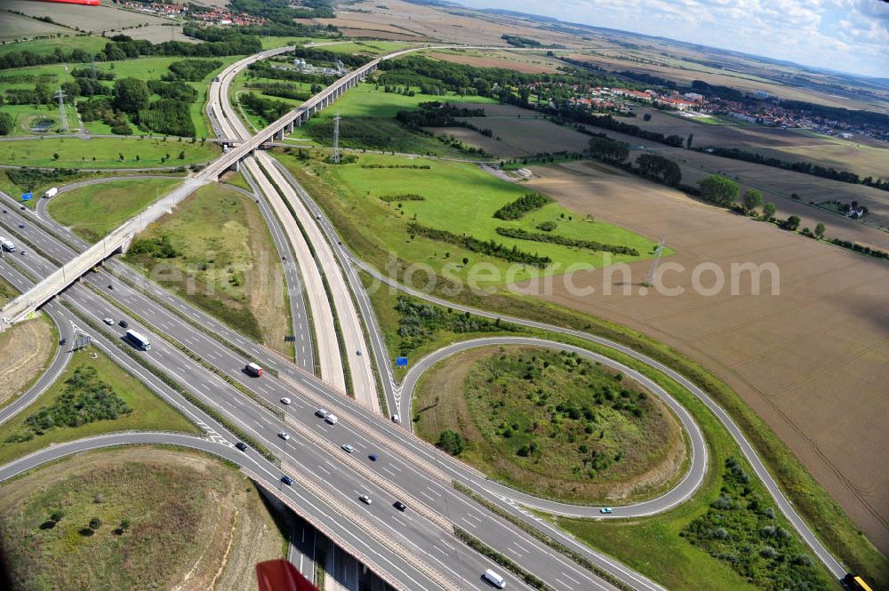 Aerial image Erfurt OT Molsdorf - Blick auf das BAB Autobahnkreuz Erfurt-Süd, dem Schnittpunkt der A4 und A71 bei Molsdorf. View of the motorway junction south of Erfurt, the intersection of the A4 and A71 near Molsdorf.