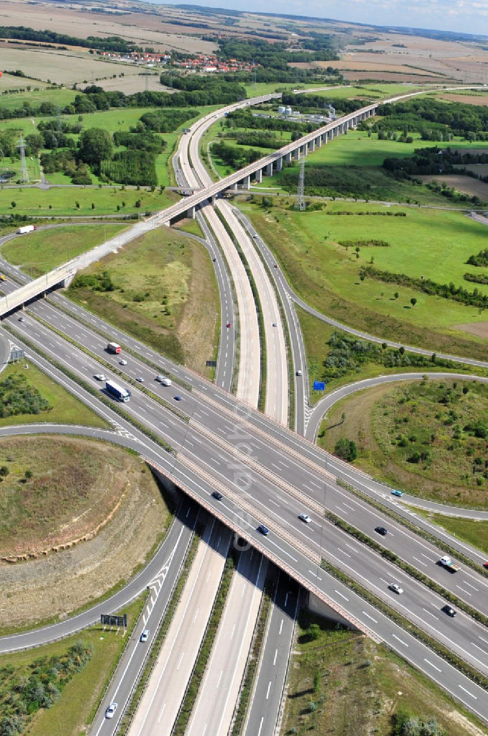 Erfurt OT Molsdorf from above - Blick auf das BAB Autobahnkreuz Erfurt-Süd, dem Schnittpunkt der A4 und A71 bei Molsdorf. View of the motorway junction south of Erfurt, the intersection of the A4 and A71 near Molsdorf.