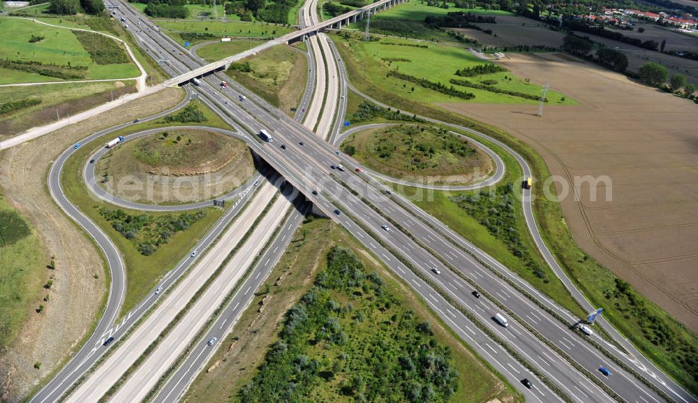 Aerial photograph Erfurt OT Molsdorf - Blick auf das BAB Autobahnkreuz Erfurt-Süd, dem Schnittpunkt der A4 und A71 bei Molsdorf. View of the motorway junction south of Erfurt, the intersection of the A4 and A71 near Molsdorf.