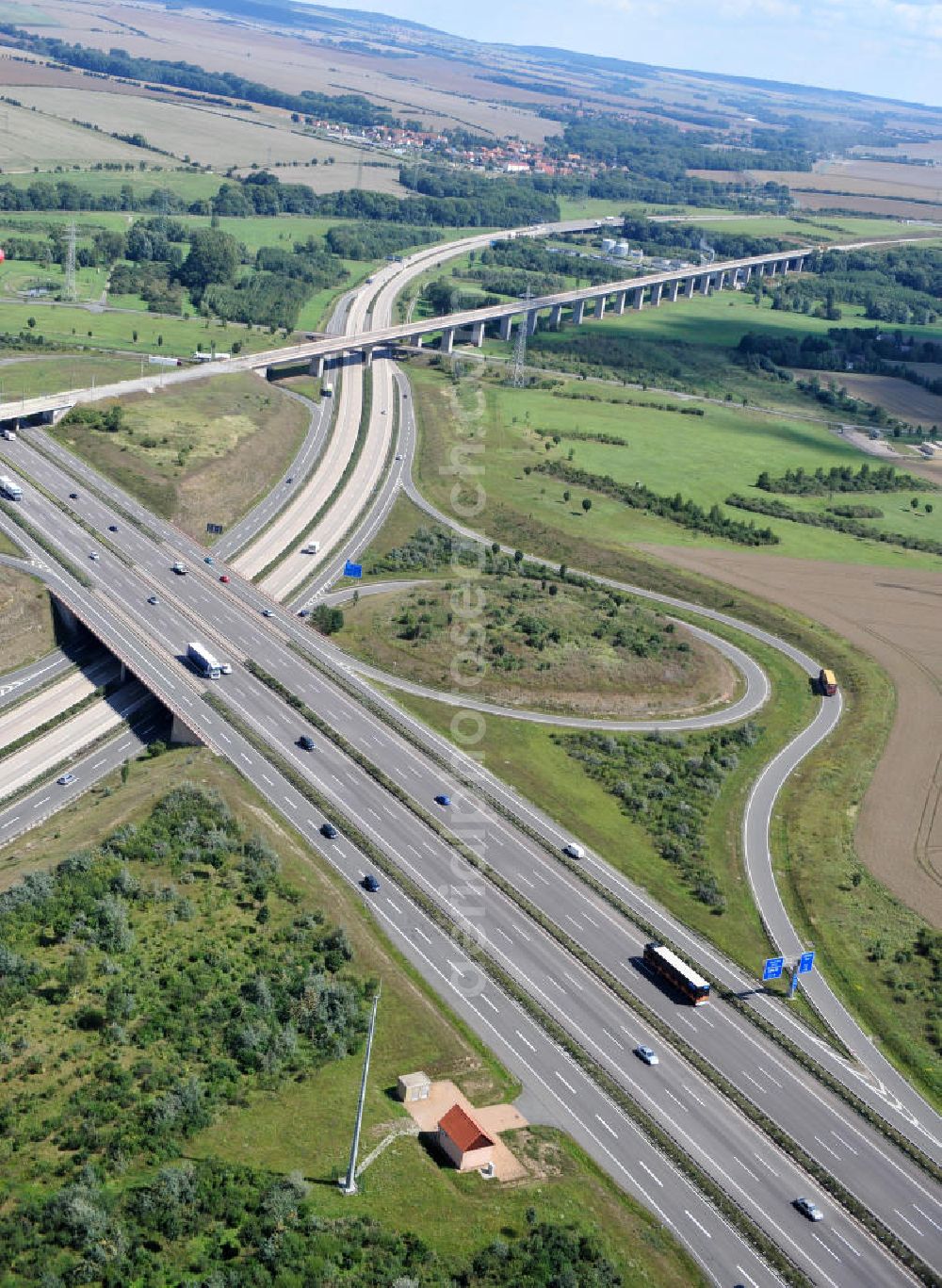 Erfurt OT Molsdorf from above - Blick auf das BAB Autobahnkreuz Erfurt-Süd, dem Schnittpunkt der A4 und A71 bei Molsdorf. View of the motorway junction south of Erfurt, the intersection of the A4 and A71 near Molsdorf.