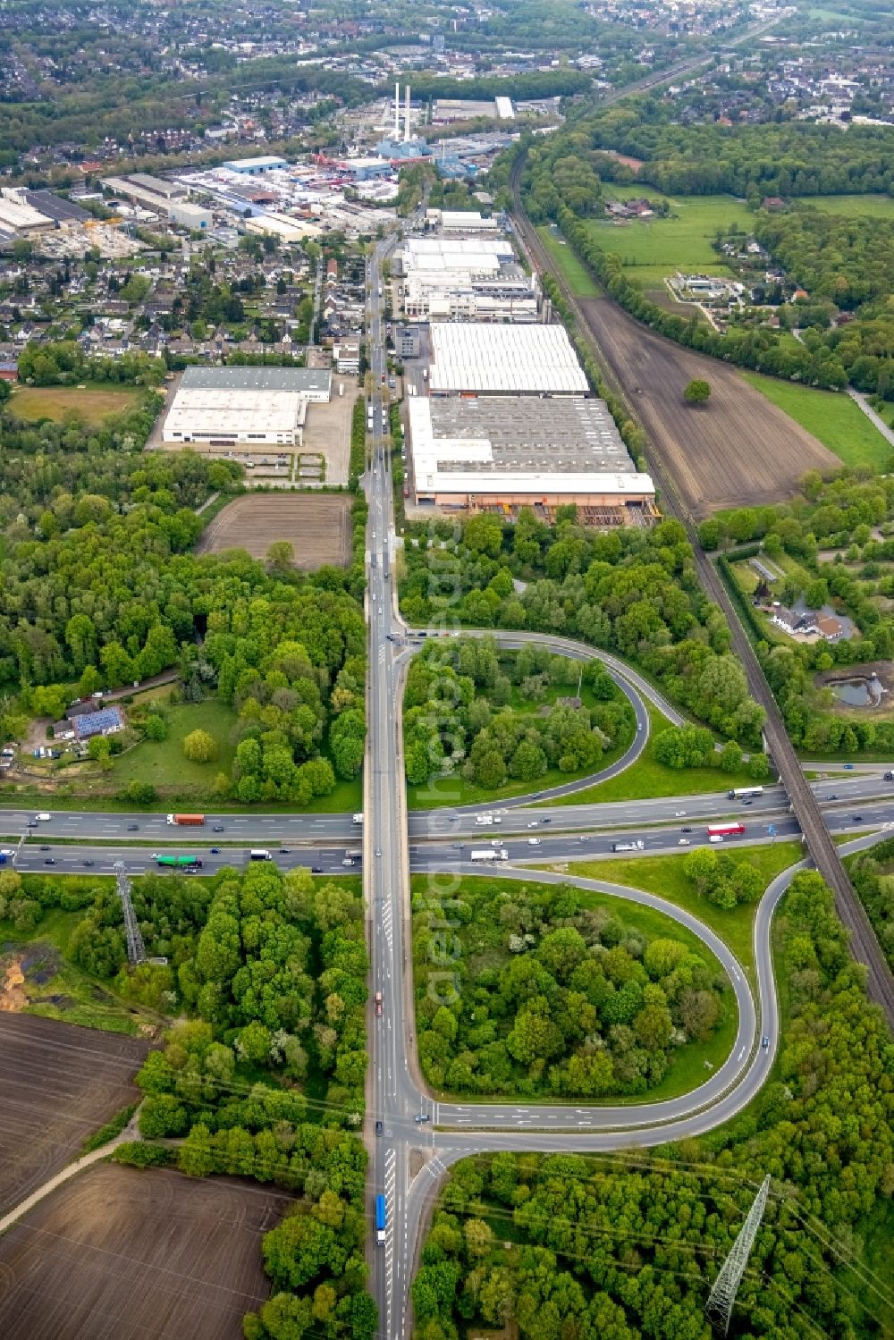 Gladbeck from the bird's eye view: Traffic flow at the intersection- motorway E34 in Gladbeck at Ruhrgebiet in the state North Rhine-Westphalia, Germany