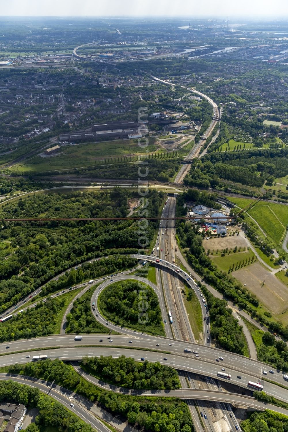 Duisburg from the bird's eye view: Interchange Kaiserberg of the highways A3 and the A40 near Duisburg in the Ruhr area in North Rhine-Westphalia