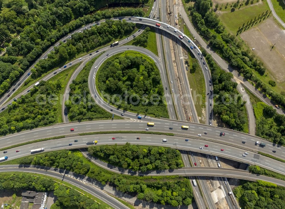 Aerial photograph Duisburg - Interchange Kaiserberg of the highways A3 and the A40 near Duisburg in the Ruhr area in North Rhine-Westphalia