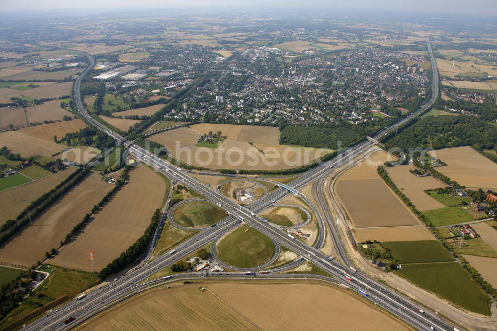 Kamen from above - Blick auf das Autobahnkreuz Kamen in Nordrhein-Westfallen. 1937 wurde das Autobahnkreuz eingeweiht und ist damit eines der ältesten deutschen Autobahnkreuze in Kleeblattform. Am Kamenerkreuz zwischen Dortmund und Hamm kreuzen sich die Autobahnen A1 und A2, täglich wird es von ca. 150.000 Fahrzeugen befahren. Seit 2009 ist das Kreuz nach vierjÃ¤hriger Bauzeit sechsspurig befahrbar. Kontakt: Landesbetrieb Straßenbau Nordrhein-Westfalen, Tel. (0209) 3808-0, kontakt@strassen.nrw.de