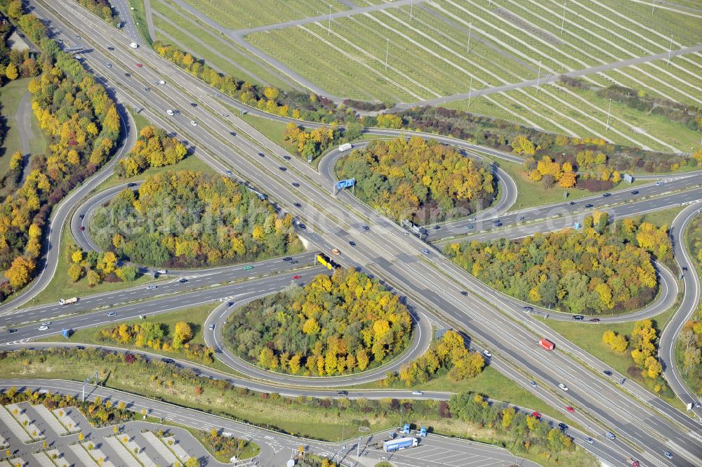 Mannheim from the bird's eye view: Blick auf ein Autobahnkreuz der Bundesautobahnen 38a und 37 am Stadtrand von Mannheim. View to an freeway interchange of the line 38a and 37 at the periphery of Mannheim.