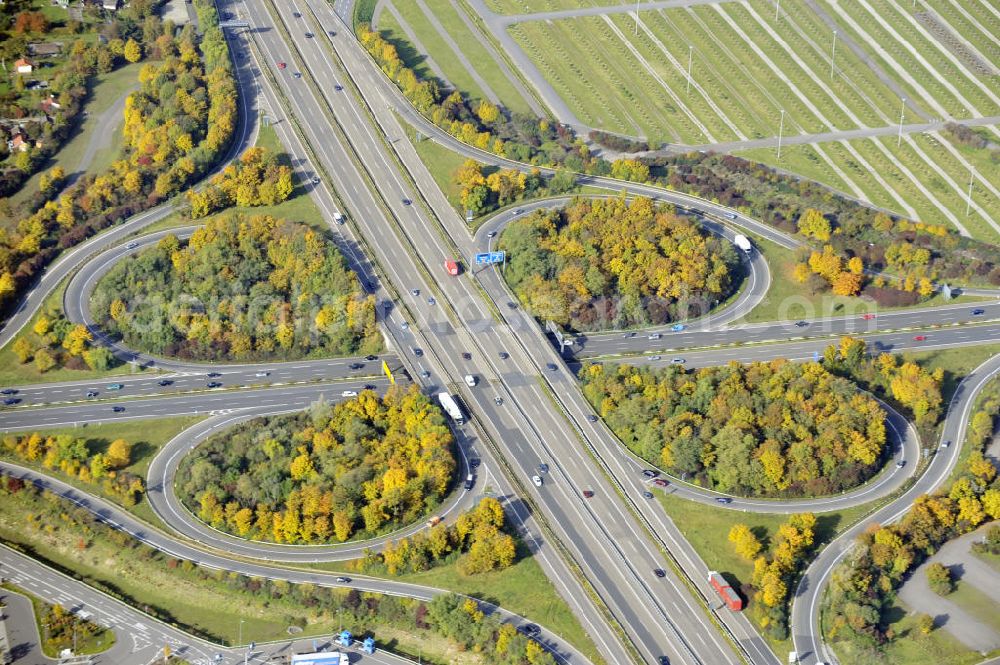 Aerial image Mannheim - Blick auf ein Autobahnkreuz der Bundesautobahnen 38a und 37 am Stadtrand von Mannheim. View to an freeway interchange of the line 38a and 37 at the periphery of Mannheim.