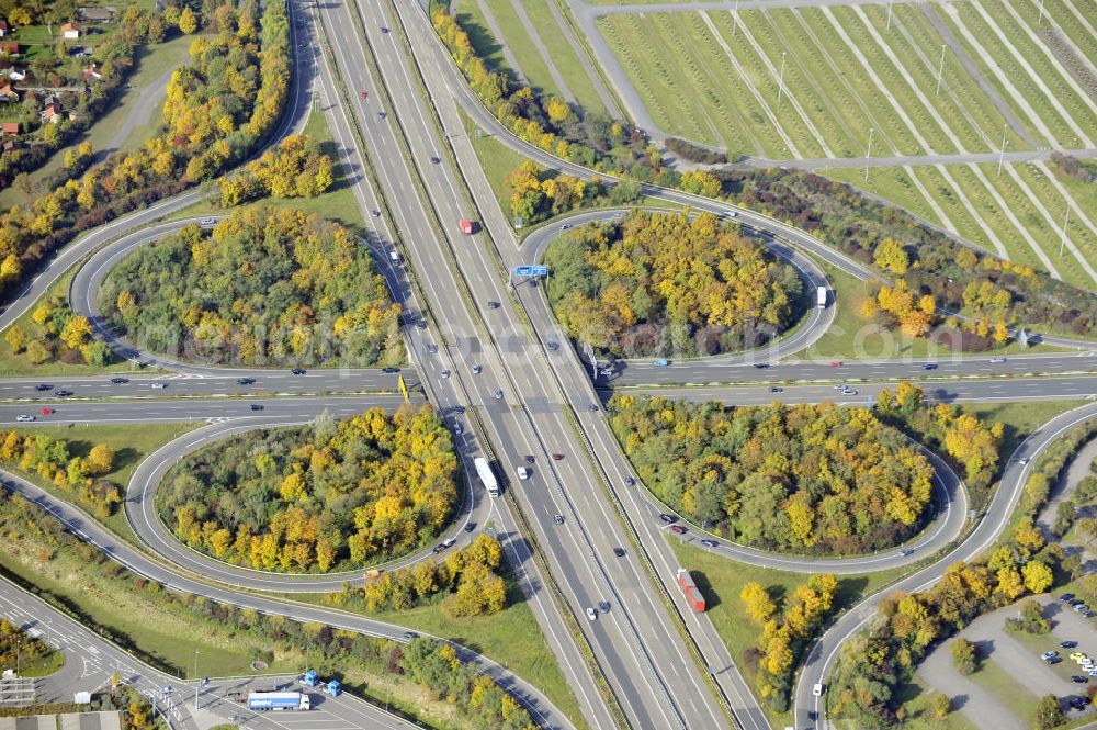 Aerial photograph Mannheim - Blick auf ein Autobahnkreuz der Bundesautobahnen 38a und 37 am Stadtrand von Mannheim. View to an freeway interchange of the line 38a and 37 at the periphery of Mannheim.