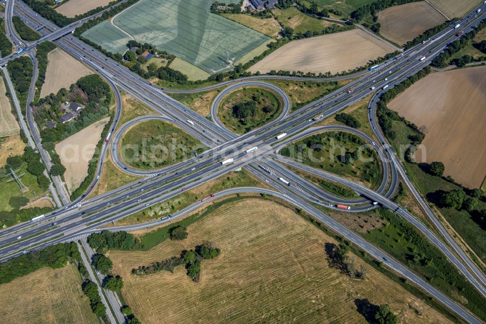 Aerial photograph Moers - Traffic flow at the intersection- motorway A57 und A42 in Moers in the state North Rhine-Westphalia, Germany