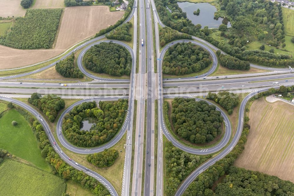 Aerial photograph Moers - Moers junction of the motorways A40 and A57 in the Ruhr area in the Lower Rhine in North Rhine-Westphalia