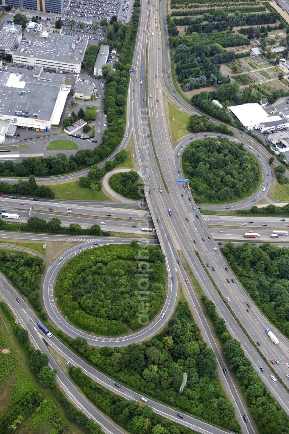 Aerial image Frankfurt am Main - Blick auf das Autobahnkreuz Nordwestkreuz Frankfurt am Main. Das Nordwestkreuz Frankfurt verbindet die A 5 mit der A 66. Das Autobahnkreuz ist ein unvollständiges Kleeblatt, und liegt im Nordwesten von Frankfurt am Main in Hessen. The interchange Nordwestkreuz in Frankfurt, Germany. SPERRFRIST bis 12-2011 !