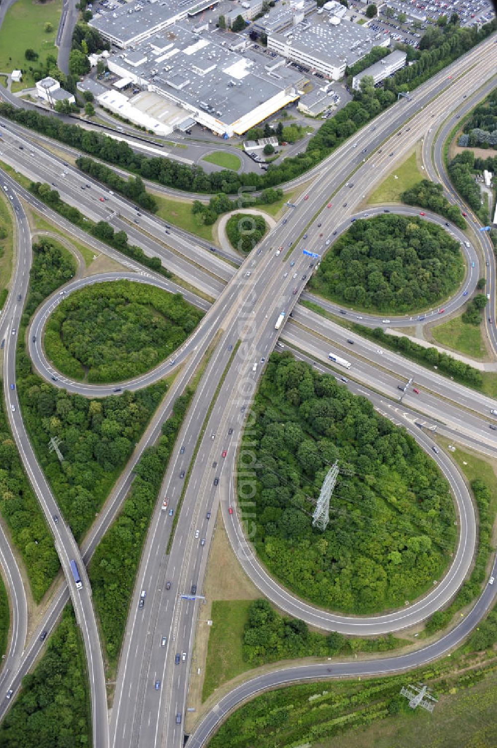 Aerial photograph Frankfurt am Main - Blick auf das Autobahnkreuz Nordwestkreuz Frankfurt am Main. Das Nordwestkreuz Frankfurt verbindet die A 5 mit der A 66. Das Autobahnkreuz ist ein unvollständiges Kleeblatt, und liegt im Nordwesten von Frankfurt am Main in Hessen. The interchange Nordwestkreuz in Frankfurt, Germany. SPERRFRIST bis 12-2011 !