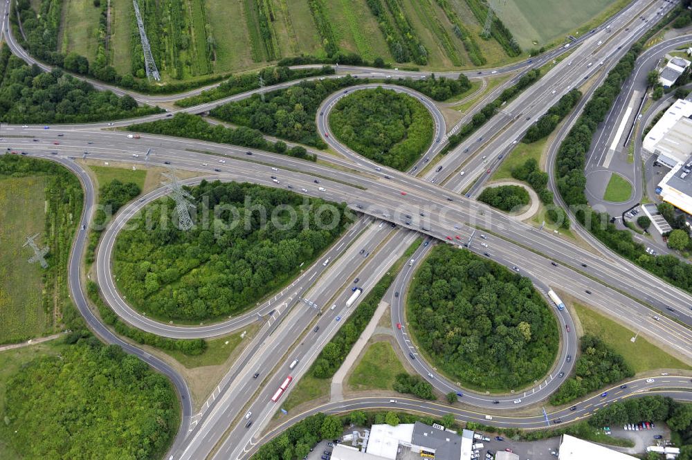 Frankfurt am Main from above - Blick auf das Autobahnkreuz Nordwestkreuz Frankfurt am Main. Das Nordwestkreuz Frankfurt verbindet die A 5 mit der A 66. Das Autobahnkreuz ist ein unvollständiges Kleeblatt, und liegt im Nordwesten von Frankfurt am Main in Hessen. The interchange Nordwestkreuz in Frankfurt, Germany. SPERRFRIST bis 12-2011 !