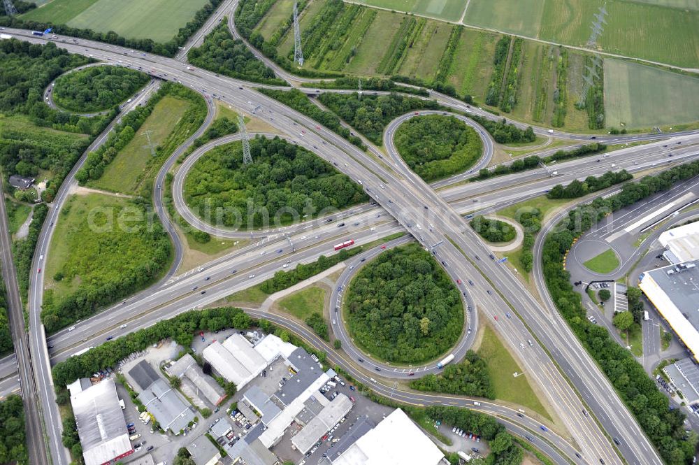 Frankfurt am Main from the bird's eye view: Blick auf das Autobahnkreuz Nordwestkreuz Frankfurt am Main. Das Nordwestkreuz Frankfurt verbindet die A 5 mit der A 66. Das Autobahnkreuz ist ein unvollständiges Kleeblatt, und liegt im Nordwesten von Frankfurt am Main in Hessen. The interchange Nordwestkreuz in Frankfurt, Germany. SPERRFRIST bis 12-2011 !