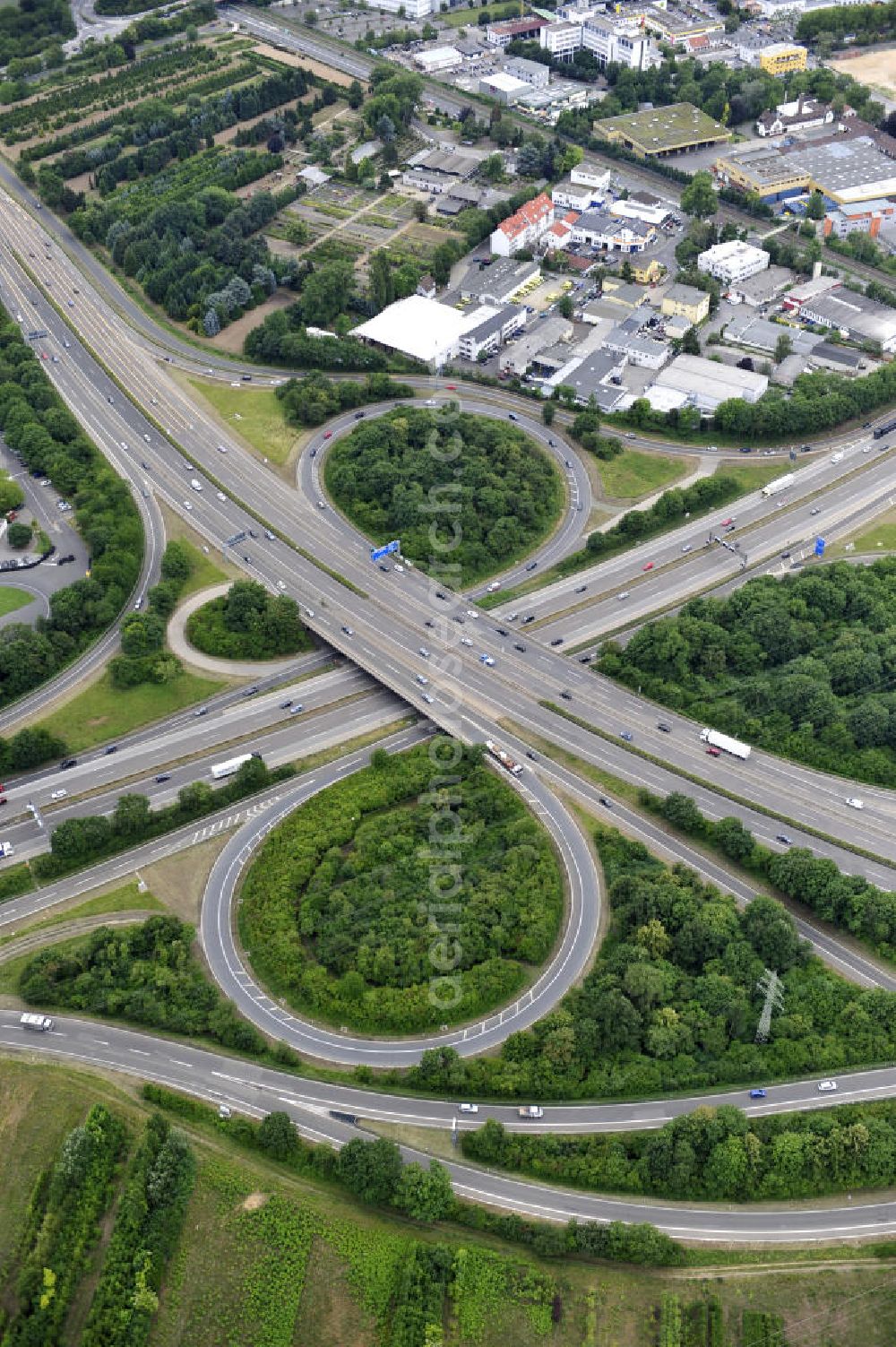 Aerial photograph Frankfurt am Main - Blick auf das Autobahnkreuz Nordwestkreuz Frankfurt am Main. Das Nordwestkreuz Frankfurt verbindet die A 5 mit der A 66. Das Autobahnkreuz ist ein unvollständiges Kleeblatt, und liegt im Nordwesten von Frankfurt am Main in Hessen. The interchange Nordwestkreuz in Frankfurt, Germany. SPERRFRIST bis 12-2011 !